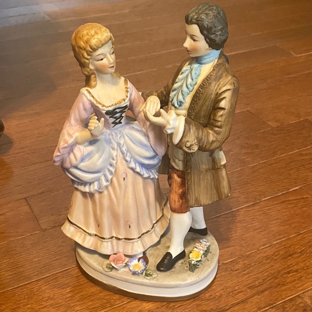 Elegant Porcelain Figurine Couple - Picture 3 of 4